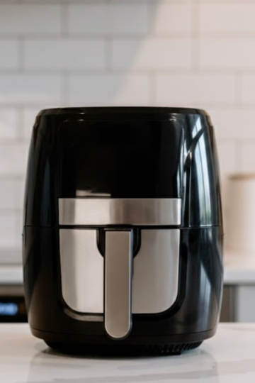 Printable air fryer cooking times chart showing recommended temperatures and cook times for popular foods like fries, chicken, vegetables, and seafood, designed as a beginner-friendly guide.