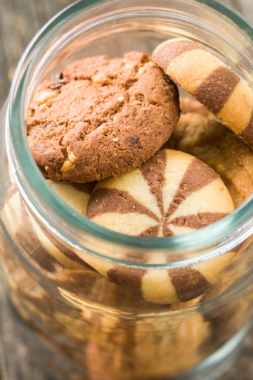 How to store homemade cookies to keep them soft and crispy using proper storage methods.