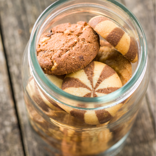 How to store homemade cookies to keep them soft and crispy using proper storage methods.