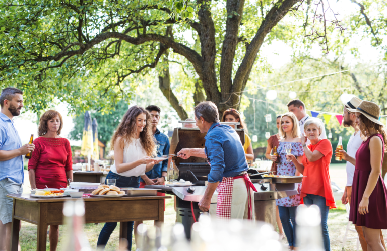 Graduation Party Food Guide (How Much Food for Any Crowd + Easy ...
