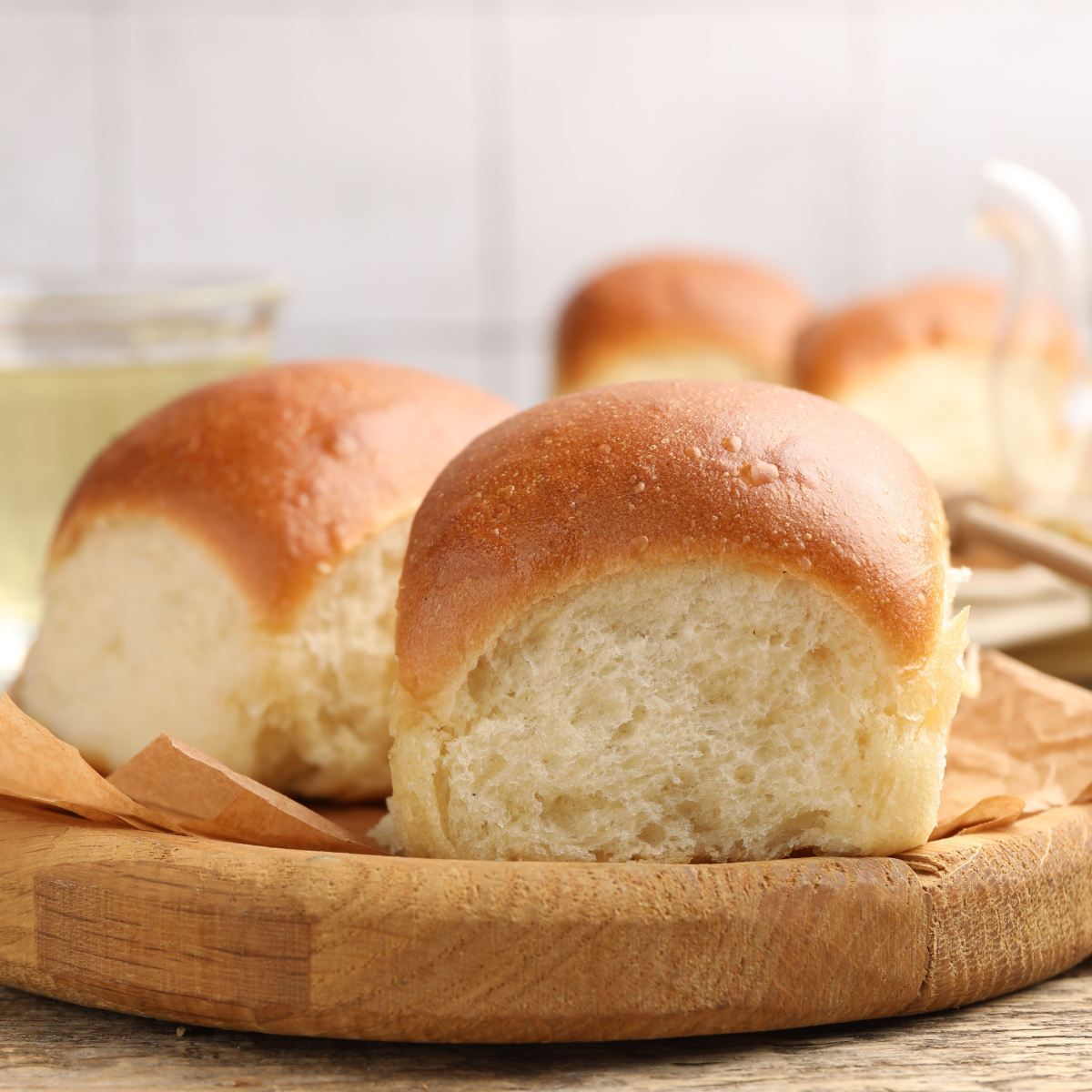 How Many Dinner Rolls Per Person? Exact Amounts for 10–100 Guests