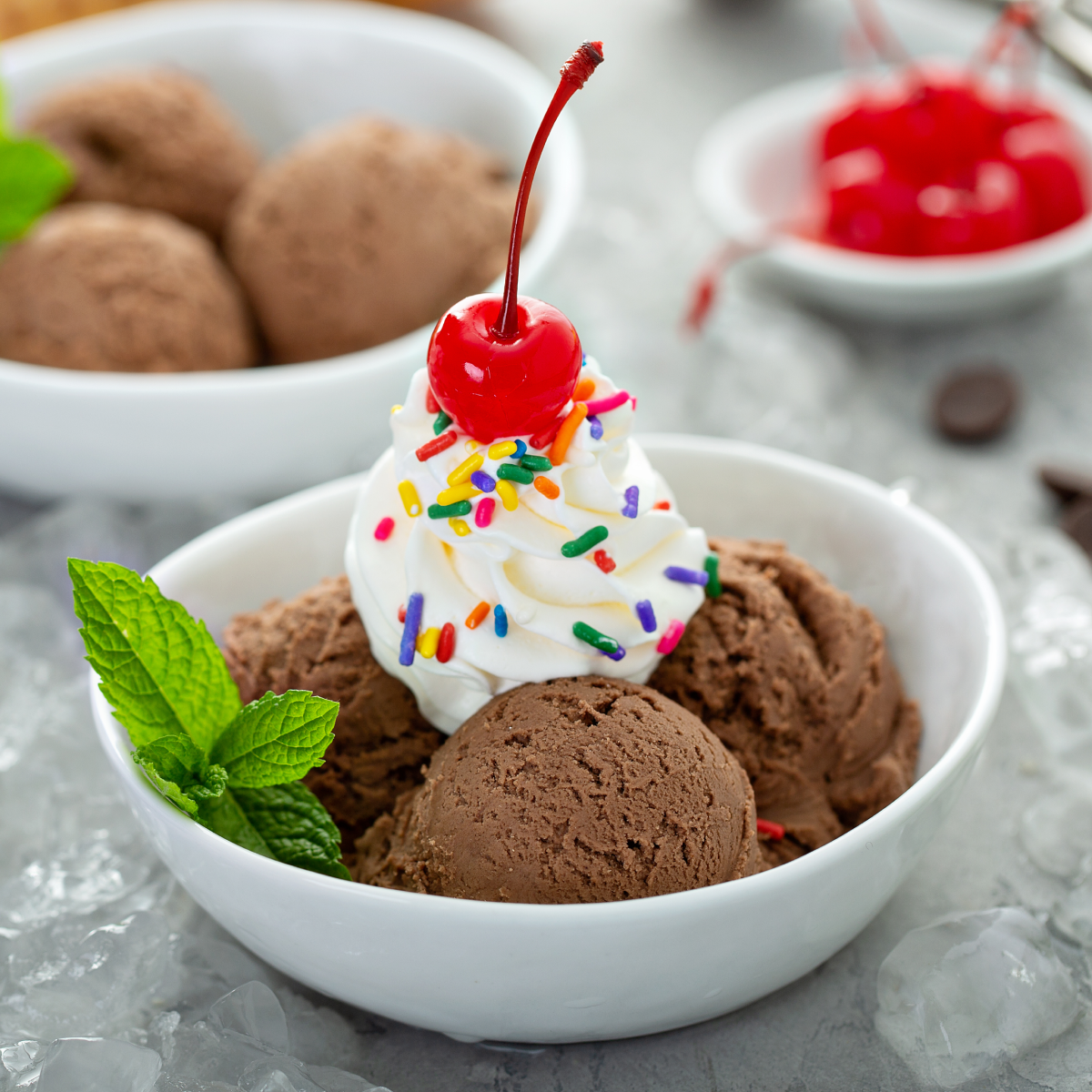 How Much Ice Cream Per Person? Exact Amounts for 10–100 Guests (Easy Chart + Calculator)
