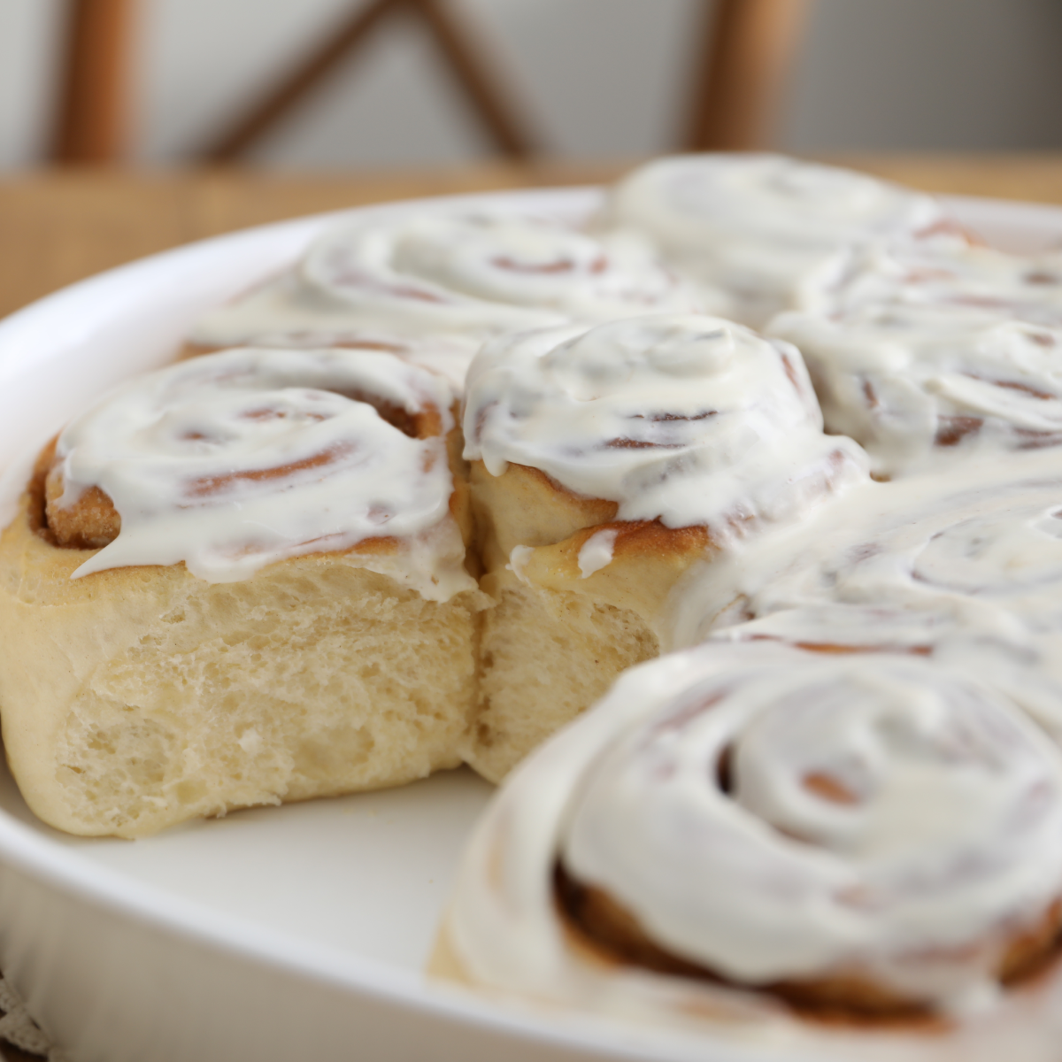 How Many Cinnamon Rolls Per Person? Christmas Morning Chart for 4–20 People